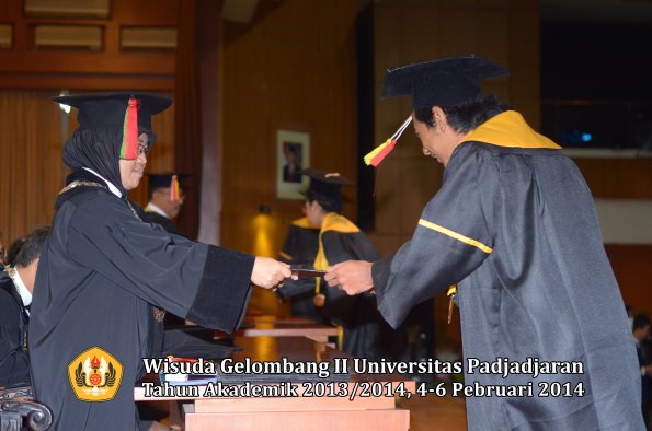 wisuda-unpad-gel-ii-ta-2013_2014-fakultas-mipa-oleh-dekan-093