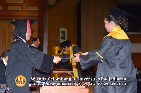 wisuda-unpad-gel-ii-ta-2013_2014-fakultas-mipa-oleh-dekan-094