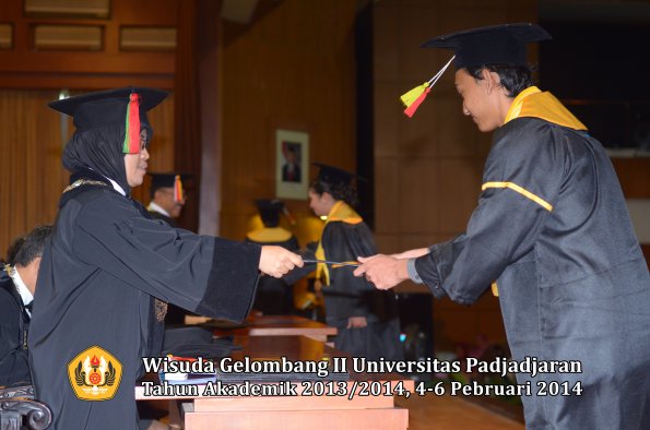 wisuda-unpad-gel-ii-ta-2013_2014-fakultas-mipa-oleh-dekan-095