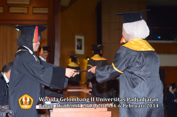 wisuda-unpad-gel-ii-ta-2013_2014-fakultas-mipa-oleh-dekan-096