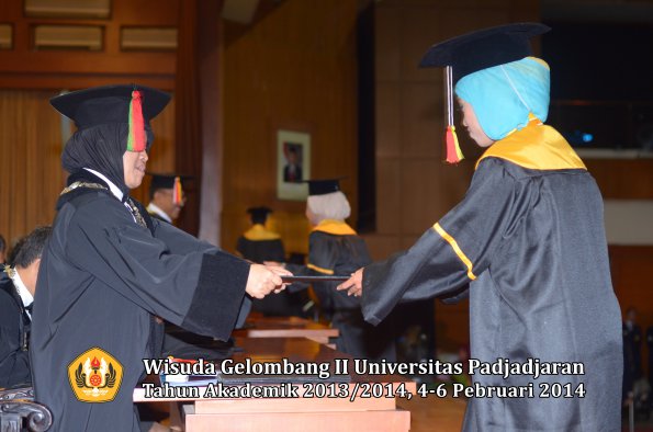 wisuda-unpad-gel-ii-ta-2013_2014-fakultas-mipa-oleh-dekan-097