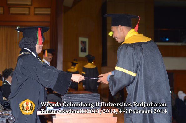 wisuda-unpad-gel-ii-ta-2013_2014-fakultas-mipa-oleh-dekan-098