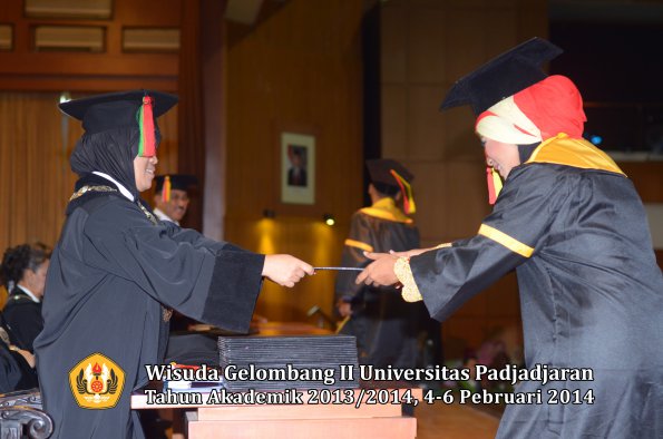 wisuda-unpad-gel-ii-ta-2013_2014-fakultas-mipa-oleh-dekan-099