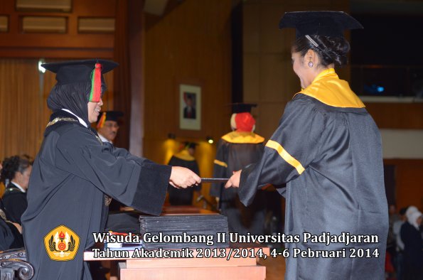 wisuda-unpad-gel-ii-ta-2013_2014-fakultas-mipa-oleh-dekan-100