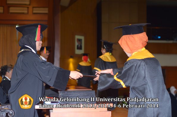 wisuda-unpad-gel-ii-ta-2013_2014-fakultas-mipa-oleh-dekan-101