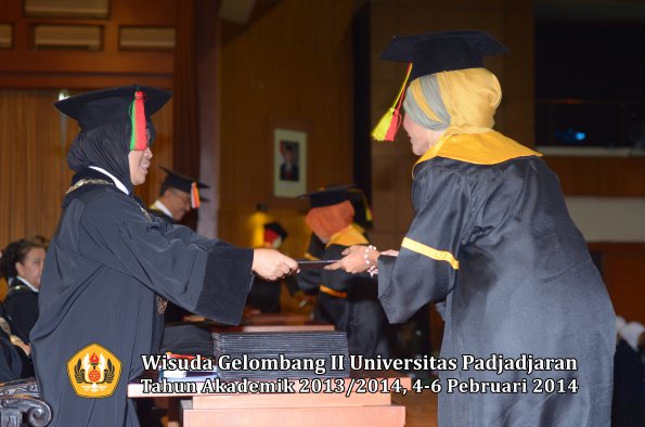 wisuda-unpad-gel-ii-ta-2013_2014-fakultas-mipa-oleh-dekan-102