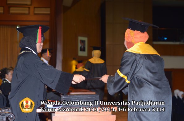 wisuda-unpad-gel-ii-ta-2013_2014-fakultas-mipa-oleh-dekan-103