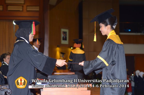 wisuda-unpad-gel-ii-ta-2013_2014-fakultas-mipa-oleh-dekan-104