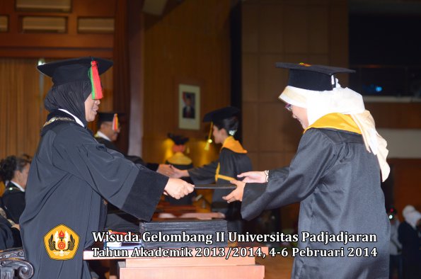 wisuda-unpad-gel-ii-ta-2013_2014-fakultas-mipa-oleh-dekan-105