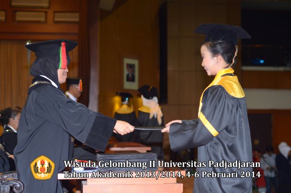 wisuda-unpad-gel-ii-ta-2013_2014-fakultas-mipa-oleh-dekan-106