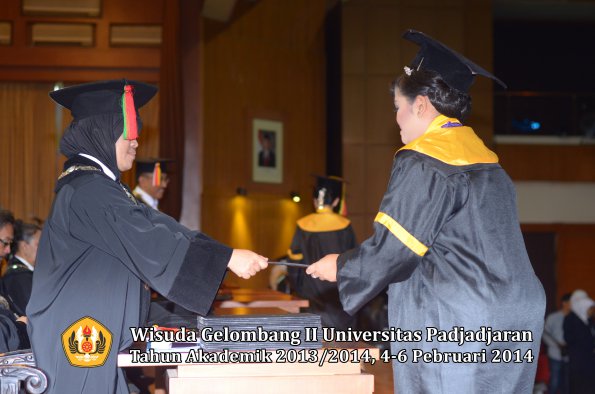 wisuda-unpad-gel-ii-ta-2013_2014-fakultas-mipa-oleh-dekan-107