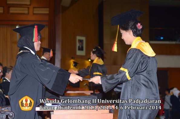 wisuda-unpad-gel-ii-ta-2013_2014-fakultas-mipa-oleh-dekan-108