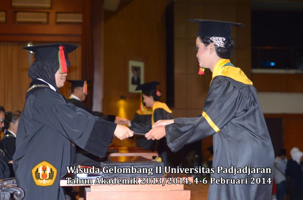 wisuda-unpad-gel-ii-ta-2013_2014-fakultas-mipa-oleh-dekan-109