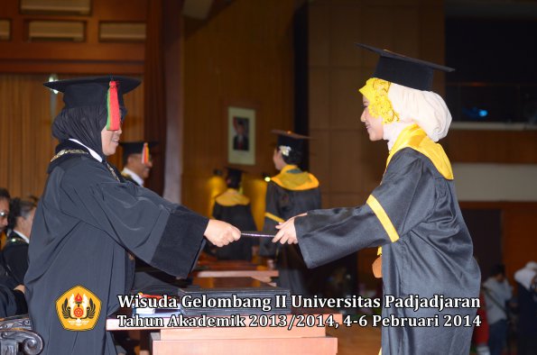 wisuda-unpad-gel-ii-ta-2013_2014-fakultas-mipa-oleh-dekan-110