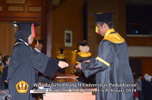 wisuda-unpad-gel-ii-ta-2013_2014-fakultas-mipa-oleh-dekan-111