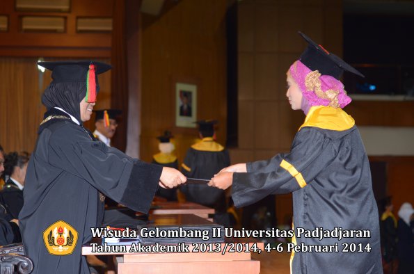 wisuda-unpad-gel-ii-ta-2013_2014-fakultas-mipa-oleh-dekan-112