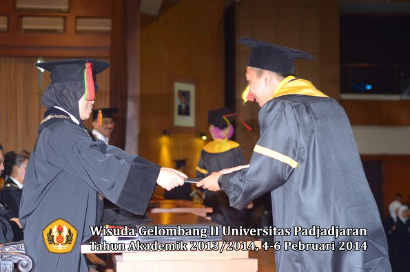 wisuda-unpad-gel-ii-ta-2013_2014-fakultas-mipa-oleh-dekan-113