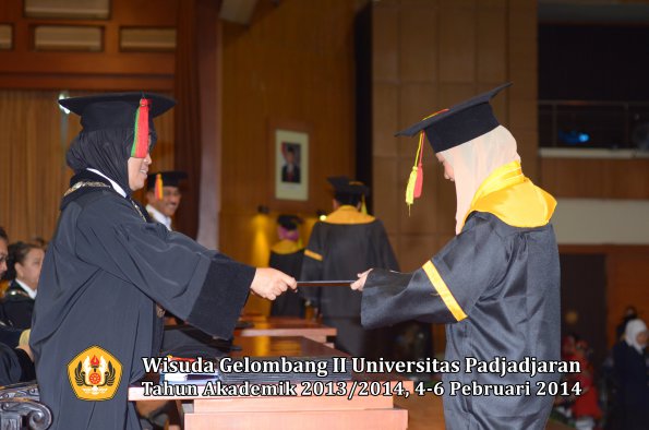 wisuda-unpad-gel-ii-ta-2013_2014-fakultas-mipa-oleh-dekan-114