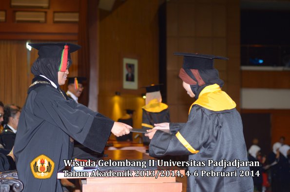 wisuda-unpad-gel-ii-ta-2013_2014-fakultas-mipa-oleh-dekan-115