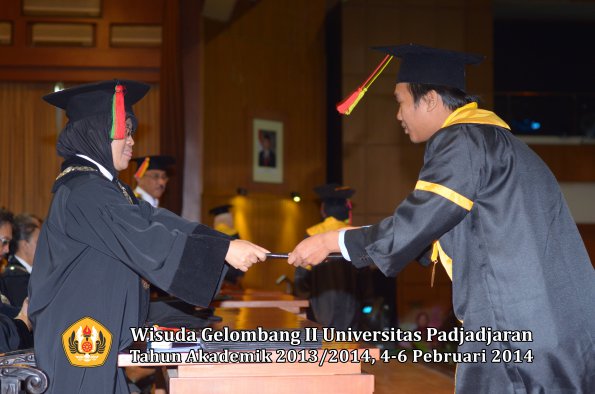 wisuda-unpad-gel-ii-ta-2013_2014-fakultas-mipa-oleh-dekan-116