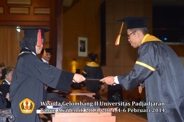 wisuda-unpad-gel-ii-ta-2013_2014-fakultas-mipa-oleh-dekan-117