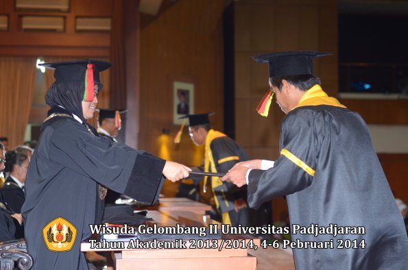 wisuda-unpad-gel-ii-ta-2013_2014-fakultas-mipa-oleh-dekan-118