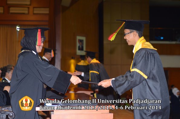 wisuda-unpad-gel-ii-ta-2013_2014-fakultas-mipa-oleh-dekan-119