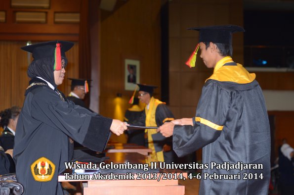 wisuda-unpad-gel-ii-ta-2013_2014-fakultas-mipa-oleh-dekan-120