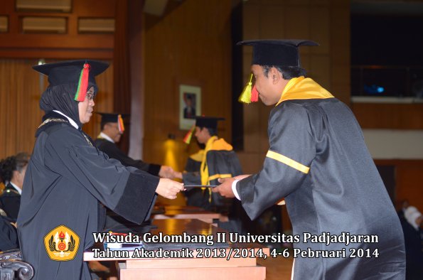 wisuda-unpad-gel-ii-ta-2013_2014-fakultas-mipa-oleh-dekan-121