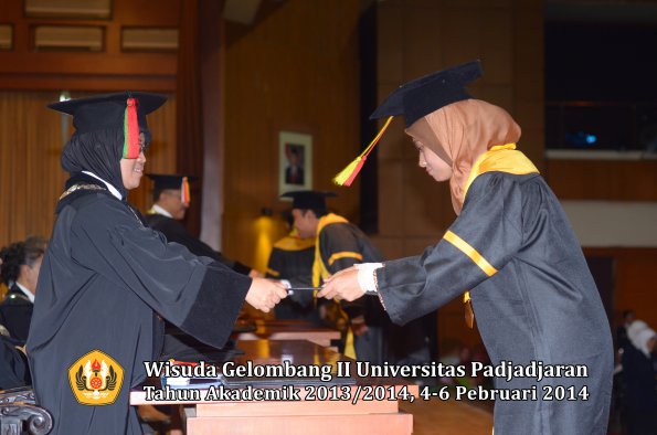 wisuda-unpad-gel-ii-ta-2013_2014-fakultas-mipa-oleh-dekan-122