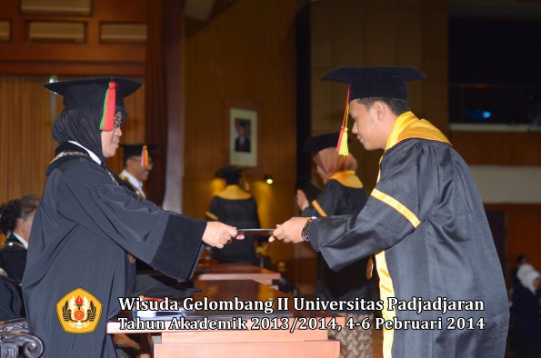 wisuda-unpad-gel-ii-ta-2013_2014-fakultas-mipa-oleh-dekan-123