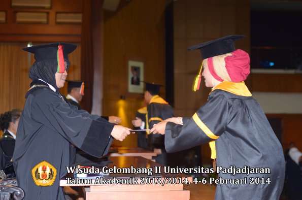 wisuda-unpad-gel-ii-ta-2013_2014-fakultas-mipa-oleh-dekan-124