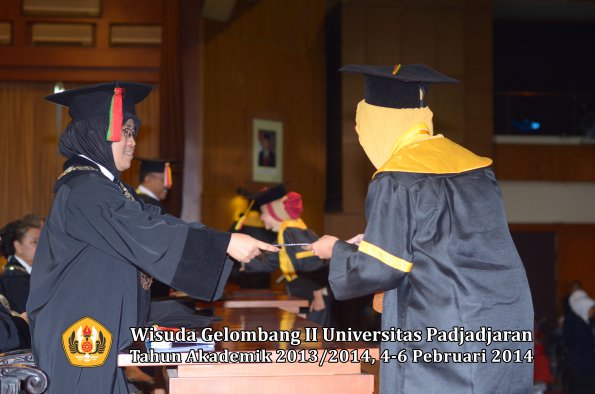 wisuda-unpad-gel-ii-ta-2013_2014-fakultas-mipa-oleh-dekan-125