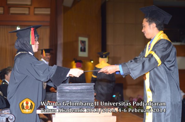 wisuda-unpad-gel-ii-ta-2013_2014-fakultas-mipa-oleh-dekan-126