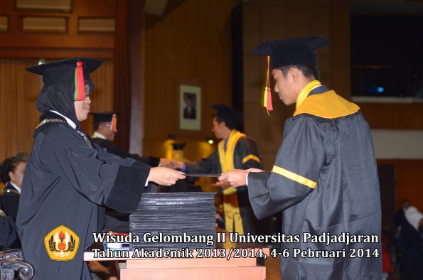 wisuda-unpad-gel-ii-ta-2013_2014-fakultas-mipa-oleh-dekan-127