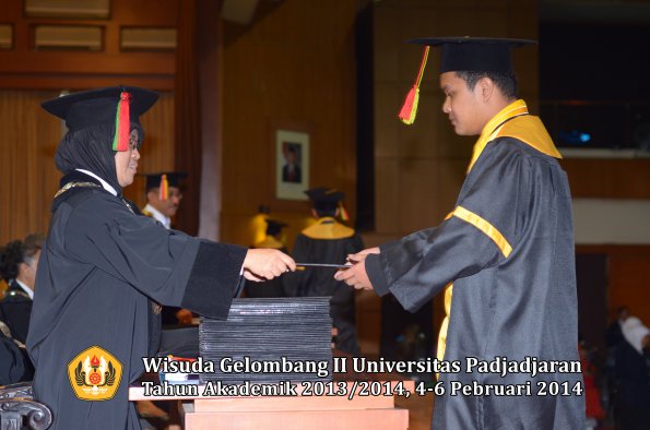 wisuda-unpad-gel-ii-ta-2013_2014-fakultas-mipa-oleh-dekan-128