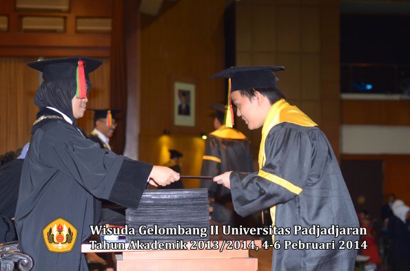 wisuda-unpad-gel-ii-ta-2013_2014-fakultas-mipa-oleh-dekan-129