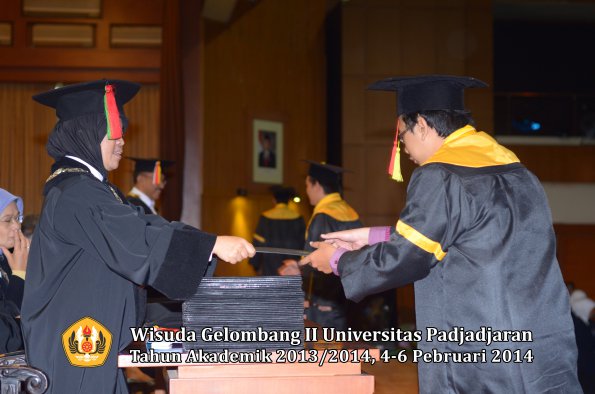 wisuda-unpad-gel-ii-ta-2013_2014-fakultas-mipa-oleh-dekan-130