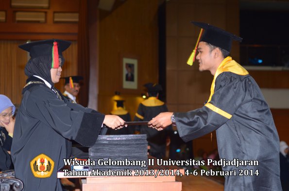 wisuda-unpad-gel-ii-ta-2013_2014-fakultas-mipa-oleh-dekan-131