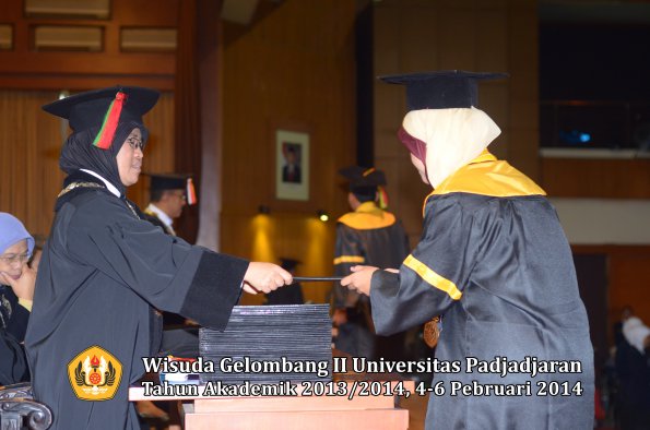 wisuda-unpad-gel-ii-ta-2013_2014-fakultas-mipa-oleh-dekan-132