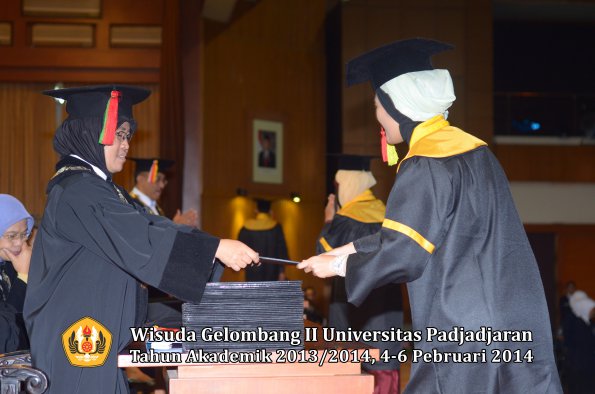 wisuda-unpad-gel-ii-ta-2013_2014-fakultas-mipa-oleh-dekan-133