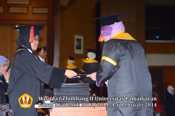 wisuda-unpad-gel-ii-ta-2013_2014-fakultas-mipa-oleh-dekan-134