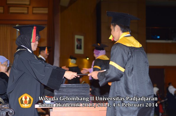 wisuda-unpad-gel-ii-ta-2013_2014-fakultas-mipa-oleh-dekan-135