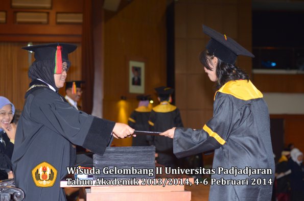 wisuda-unpad-gel-ii-ta-2013_2014-fakultas-mipa-oleh-dekan-136