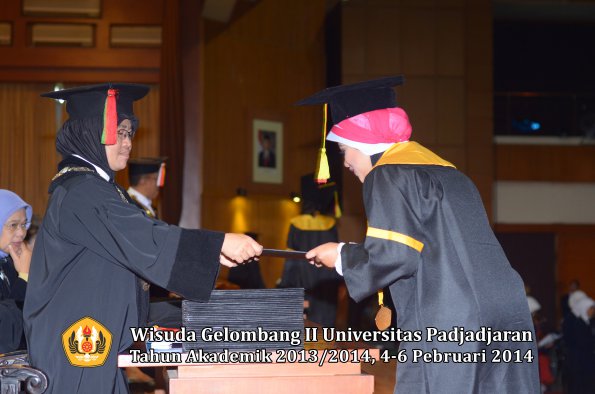 wisuda-unpad-gel-ii-ta-2013_2014-fakultas-mipa-oleh-dekan-137