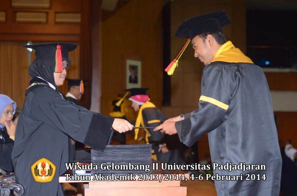 wisuda-unpad-gel-ii-ta-2013_2014-fakultas-mipa-oleh-dekan-138