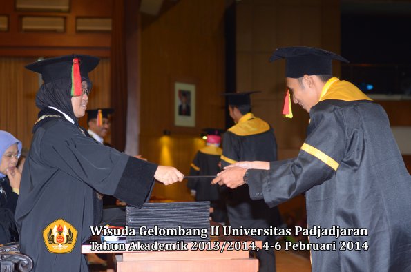 wisuda-unpad-gel-ii-ta-2013_2014-fakultas-mipa-oleh-dekan-139