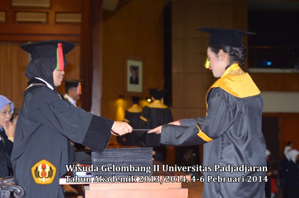 wisuda-unpad-gel-ii-ta-2013_2014-fakultas-mipa-oleh-dekan-140