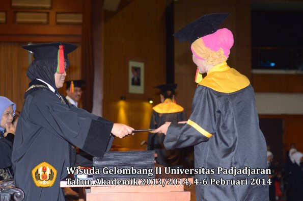 wisuda-unpad-gel-ii-ta-2013_2014-fakultas-mipa-oleh-dekan-141