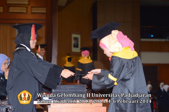 wisuda-unpad-gel-ii-ta-2013_2014-fakultas-mipa-oleh-dekan-142